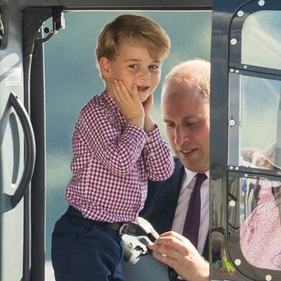 Le prince George tout excité à bord d'un hélicoptère, la même passion que papa ! Kate Middleton et le prince William ont achevé leur visite officielle en Allemagne avec leurs enfants le prince George et la princesse Charlotte de Cambridge le 21 juillet 2017, décollant de Hambourg pour regagner le Royaume-Uni.