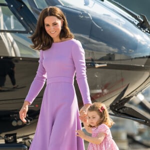 Kate Middleton et le prince William ont achevé leur visite officielle en Allemagne avec leurs enfants le prince George et la princesse Charlotte de Cambridge le 21 juillet 2017, décollant de Hambourg pour regagner le Royaume-Uni.