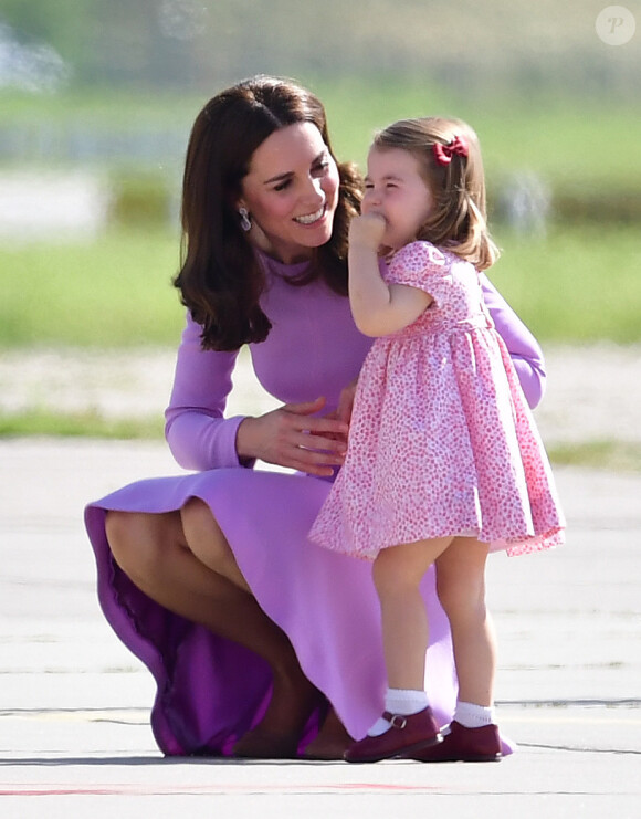 Kate Middleton et le prince William ont achevé leur visite officielle en Allemagne avec leurs enfants le prince George et la princesse Charlotte de Cambridge le 21 juillet 2017, décollant de Hambourg pour regagner le Royaume-Uni.