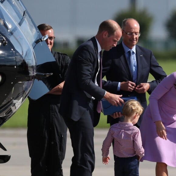 Kate Middleton et le prince William ont achevé leur visite officielle en Allemagne avec leurs enfants le prince George et la princesse Charlotte de Cambridge le 21 juillet 2017, décollant de Hambourg pour regagner le Royaume-Uni.