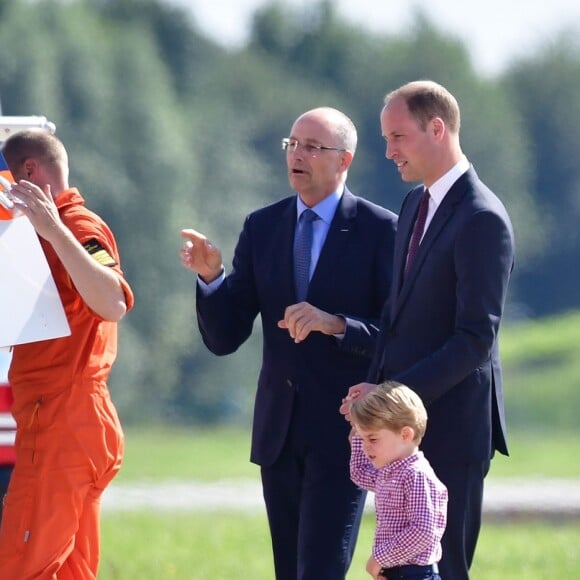 Kate Middleton et le prince William ont achevé leur visite officielle en Allemagne avec leurs enfants le prince George et la princesse Charlotte de Cambridge le 21 juillet 2017, décollant de Hambourg pour regagner le Royaume-Uni.