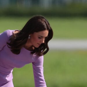 Kate Middleton et le prince William ont achevé leur visite officielle en Allemagne avec leurs enfants le prince George et la princesse Charlotte de Cambridge le 21 juillet 2017, décollant de Hambourg pour regagner le Royaume-Uni.