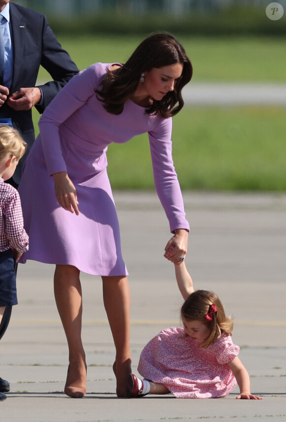 Kate Middleton et le prince William ont achevé leur visite officielle en Allemagne avec leurs enfants le prince George et la princesse Charlotte de Cambridge le 21 juillet 2017, décollant de Hambourg pour regagner le Royaume-Uni.