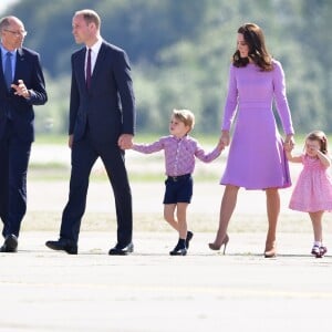 Kate Middleton et le prince William ont achevé leur visite officielle en Allemagne avec leurs enfants le prince George et la princesse Charlotte de Cambridge le 21 juillet 2017, décollant de Hambourg pour regagner le Royaume-Uni.