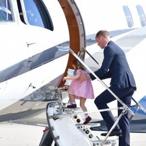 Kate Middleton et le prince William ont achevé leur visite officielle en Allemagne avec leurs enfants le prince George et la princesse Charlotte de Cambridge le 21 juillet 2017, décollant de Hambourg pour regagner le Royaume-Uni.