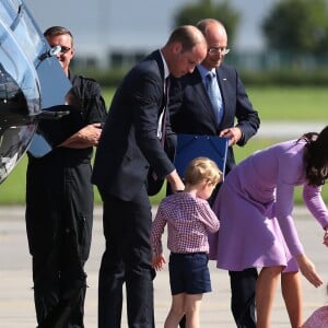 Kate Middleton et le prince William ont achevé leur visite officielle en Allemagne avec leurs enfants le prince George et la princesse Charlotte de Cambridge le 21 juillet 2017, décollant de Hambourg pour regagner le Royaume-Uni.