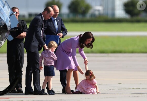 Kate Middleton et le prince William ont achevé leur visite officielle en Allemagne avec leurs enfants le prince George et la princesse Charlotte de Cambridge le 21 juillet 2017, décollant de Hambourg pour regagner le Royaume-Uni.