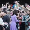 La duchesse Catherine de Cambridge rencontre le public aux abords de l'Elbphilharmonie à Hambourg le 21 juillet 2017.