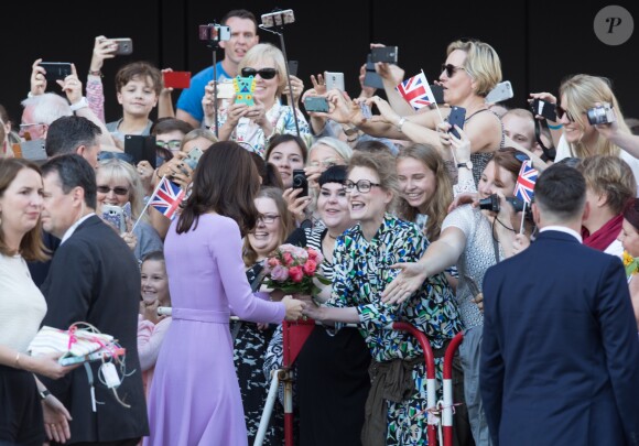 La duchesse Catherine de Cambridge rencontre le public aux abords de l'Elbphilharmonie à Hambourg le 21 juillet 2017.