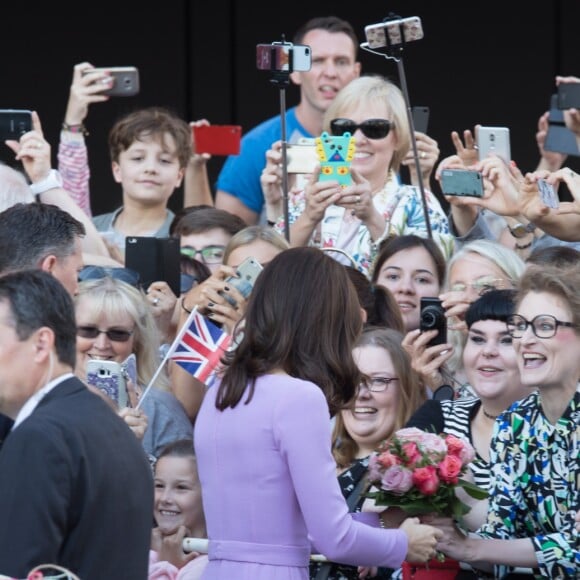 La duchesse Catherine de Cambridge rencontre le public aux abords de l'Elbphilharmonie à Hambourg le 21 juillet 2017.