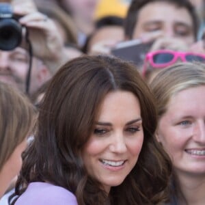 La duchesse Catherine de Cambridge rencontre le public aux abords de l'Elbphilharmonie à Hambourg le 21 juillet 2017.