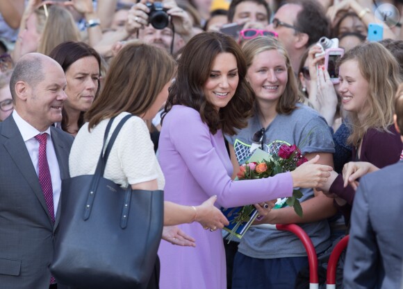 La duchesse Catherine de Cambridge rencontre le public aux abords de l'Elbphilharmonie à Hambourg le 21 juillet 2017.