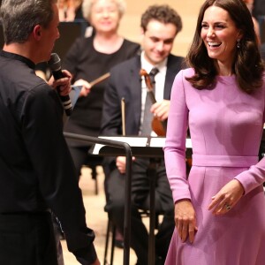 La duchesse Catherine de Cambridge, en visite avec William à l'Elbphilarmonie à Hambourg le 21 juillet 2017, s'est essayée à jouer les chefs d'orchestre.