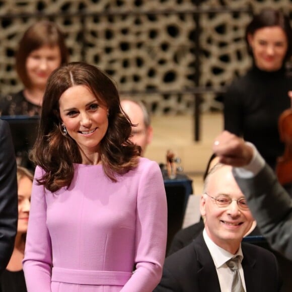 La duchesse Catherine de Cambridge, en visite avec William à l'Elbphilarmonie à Hambourg le 21 juillet 2017, s'est essayée à jouer les chefs d'orchestre.