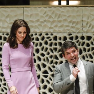 La duchesse Catherine de Cambridge, en visite avec William à l'Elbphilarmonie à Hambourg le 21 juillet 2017, s'est essayée à jouer les chefs d'orchestre.