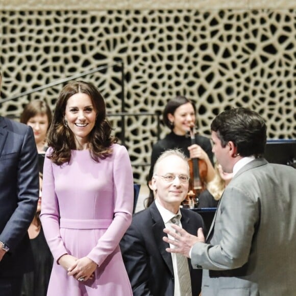 La duchesse Catherine de Cambridge, en visite avec William à l'Elbphilarmonie à Hambourg le 21 juillet 2017, s'est essayée à jouer les chefs d'orchestre.