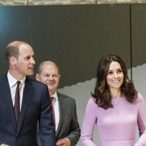 La duchesse Catherine de Cambridge, en visite avec William à l'Elbphilarmonie à Hambourg le 21 juillet 2017, s'est essayée à jouer les chefs d'orchestre.