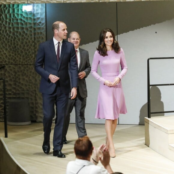 La duchesse Catherine de Cambridge, en visite avec William à l'Elbphilarmonie à Hambourg le 21 juillet 2017, s'est essayée à jouer les chefs d'orchestre.