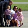 On négocie sur le tarmac ? Kate Middleton et le prince William ont achevé leur visite officielle en Allemagne avec leurs enfants le prince George et la princesse Charlotte de Cambridge le 21 juillet 2017, décollant de Hambourg pour regagner le Royaume-Uni.