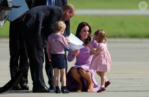 On négocie sur le tarmac ? Kate Middleton et le prince William ont achevé leur visite officielle en Allemagne avec leurs enfants le prince George et la princesse Charlotte de Cambridge le 21 juillet 2017, décollant de Hambourg pour regagner le Royaume-Uni.