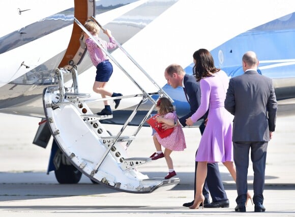 Tous à bord ! Kate Middleton et le prince William ont achevé leur visite officielle en Allemagne avec leurs enfants le prince George et la princesse Charlotte de Cambridge le 21 juillet 2017, décollant de Hambourg pour regagner le Royaume-Uni.
