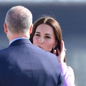 Kate Middleton et le prince William ont achevé leur visite officielle en Allemagne avec leurs enfants le prince George et la princesse Charlotte de Cambridge le 21 juillet 2017, décollant de Hambourg pour regagner le Royaume-Uni.