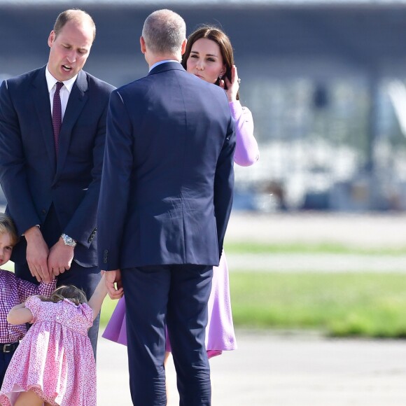 Kate Middleton et le prince William ont achevé leur visite officielle en Allemagne avec leurs enfants le prince George et la princesse Charlotte de Cambridge le 21 juillet 2017, décollant de Hambourg pour regagner le Royaume-Uni.