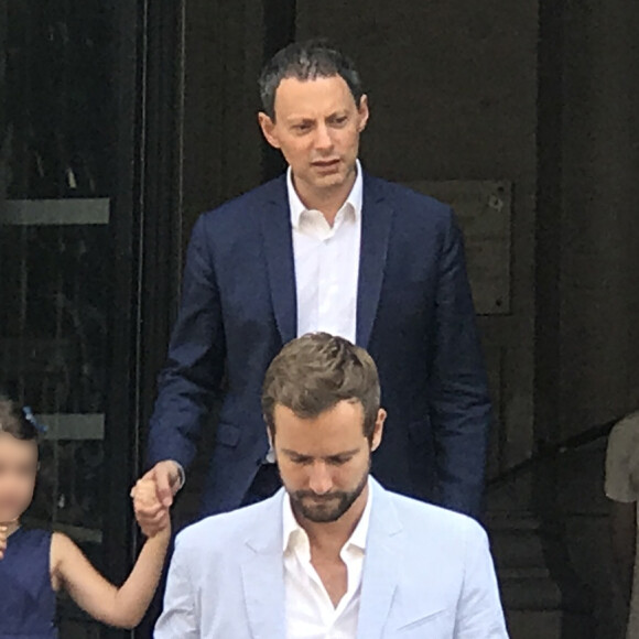 Marc-Olivier Fogiel avec son mari François Roelants et leurs filles Lily et Mila, Anne Hidalgo - Bruno Julliard (premier adjoint à la Maire de Paris chargé de la Culture, du patrimoine, des métiers d'art, des relations avec les arrondissements et de la nuit) s'est marié avec Paul Le Goff à la mairie du 10e arrondissement de Paris, le 8 juillet 2017.