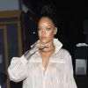 Rihanna est allée diner au restaurant Giorgio Baldi à Santa Monica. Elle se cache le visage des phtographes et porte des ongles XXL. Le 12 juillet 2017.