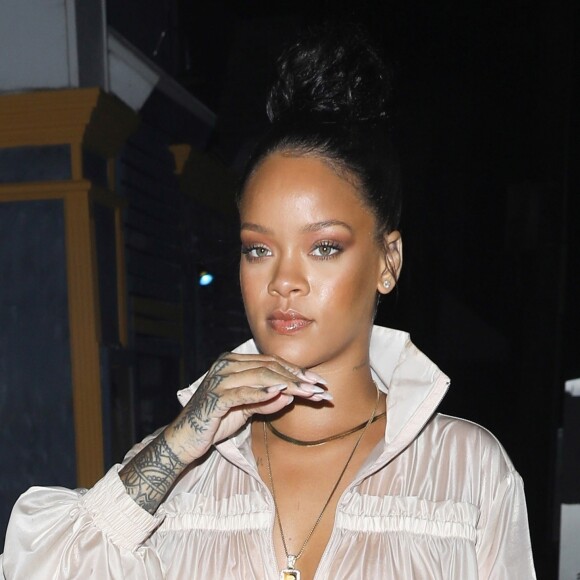 Rihanna est allée diner au restaurant Giorgio Baldi à Santa Monica. Elle se cache le visage des phtographes et porte des ongles XXL. Le 12 juillet 2017.