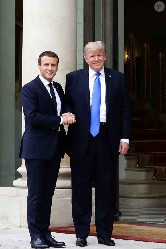 Le président des Etats-Unis Donald Trump et le président Emmanuel Macron arrivent ensemble au palais de l'Elysée dans la voiture de Donald Trump à Paris pour un entretien en tête-à-tête. Le 13 juillet 2017 © Stéphane Lemouton / Bestimage