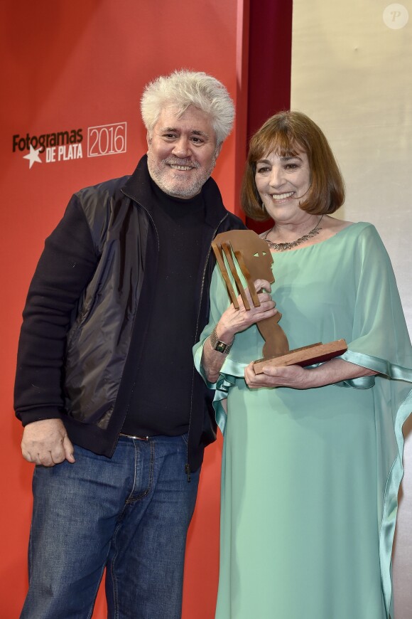 Le réalisateur Pedro Almodovar remet un prix à Carmen Maura lors de la cérémonie de remise des prix "Fotogramas" à Madrid. Le 6 mars 2017
