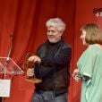 Le réalisateur Pedro Almodovar remet un prix à Carmen Maura lors de la cérémonie de remise des prix "Fotogramas" à Madrid. Le 6 mars 2017