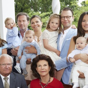 Photo de la famille royale de Suède en juillet 2016 lors des vacances d'été au palais Solliden sur l'île d'Oland. Autour du roi Carl XVI Gustaf et de la reine Silvia, assis, de gauche à droite : la princesse Madeleine, Christopher O'Neill et leurs enfants Leonore et Nicolas, la princesse Victoria et le prince Daniel avec leurs enfants Oscar et Leonore, et le prince Carl Philip et la princesse Sofia avec leur fils le prince Alexander. © Anna-Lena Ahlström / Cour royale de Suède