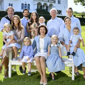 Photo de la famille royale de Suède en juillet 2017 lors des vacances d'été au palais Solliden sur l'île d'Oland. Autour de la reine Silvia assise avec le prince Nicolas et la princesse Estelle : la princesse Madeleine, Christopher O'Neill et la princesse Leonore, le prince Carl Philip, la princesse Sofia (enceinte) et le prince Alexander, le roi Carl XVI Gustaf, le prince Daniel, la princesse Victoria et le prince Oscar. © Jonas Ekströmer / Cour royale de Suède