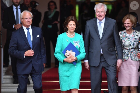 Le roi Carl XVI Gustaf et la reine Silvia de Suède en visite au palais Prince Carl à Munich le 24 juillet 2017, où la reine Silvia s'est vu remettre les insignes de l'ordre du mérite de Bavière.