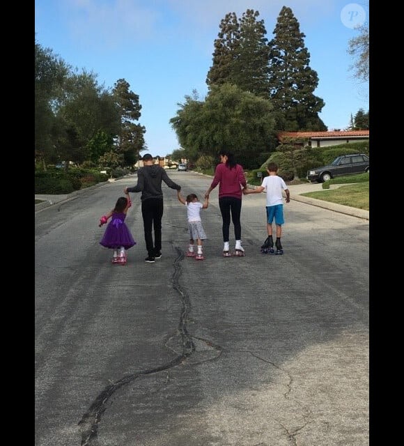 Chester et Talinda Bennington avec leurs enfants sur une photo publiée sur Twitter le 8 mai 2017