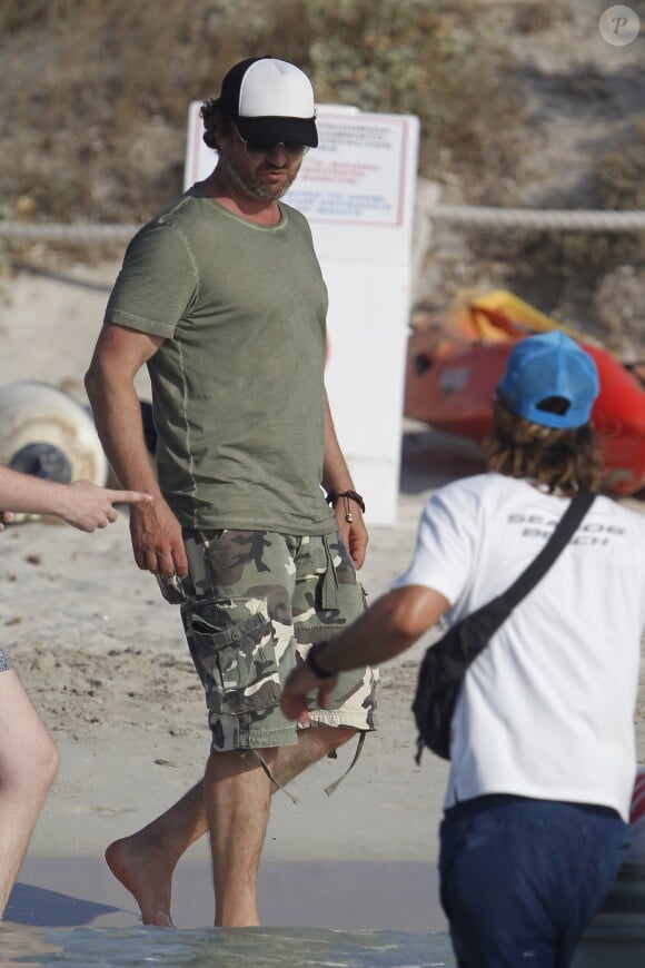 Gerard Butler passe la journée avec des amis sur la plage à Formentera, le 20 juillet 2017. Gerard Butler visits the island of Formentera (Spain) accompanied by friends on board a large yacht. Have eaten at one of the trendy restaurants, have sunbathed on beach hammocks and have given a refreshing swim in the crystal clear waters of the island. July 20th, 2017.20/07/2017 - Formentera