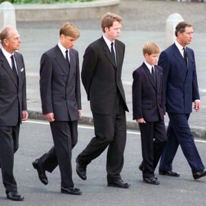 Le prince William et le prince Harry, alors âgés de 15 et 12 ans, ont dû marcher derrière le cercueil de leur mère la Lady Diana en public avec le duc d'Edimbourg, le prince Charles et le comte Charles Spencer, pendant une interminable demi-heure lors des obsèques nationales de la princesse le 6 septembre 1997 à Londres. "Bien sûr qu'ils ne voulaient pas faire ça", a révélé en juillet 2017 leur oncle Charles Spencer.