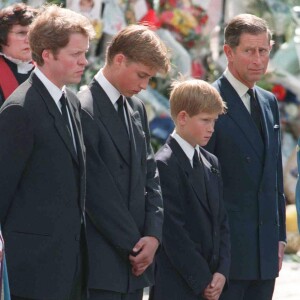 Le prince William et le prince Harry, alors âgés de 15 et 12 ans, ont dû marcher derrière le cercueil de leur mère la Lady Diana en public avec le duc d'Edimbourg, le prince Charles et le comte Charles Spencer, pendant une interminable demi-heure lors des obsèques nationales de la princesse le 6 septembre 1997 à Londres. "Bien sûr qu'ils ne voulaient pas faire ça", a révélé en juillet 2017 leur oncle Charles Spencer.