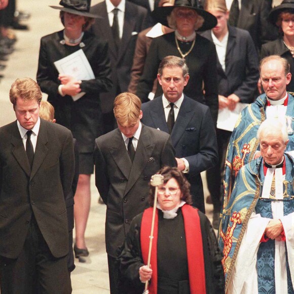 Le prince William et le prince Harry, alors âgés de 15 et 12 ans, ont dû marcher derrière le cercueil de leur mère la Lady Diana en public avec le duc d'Edimbourg, le prince Charles et le comte Charles Spencer, pendant une interminable demi-heure lors des obsèques nationales de la princesse le 6 septembre 1997 à Londres. "Bien sûr qu'ils ne voulaient pas faire ça", a révélé en juillet 2017 leur oncle Charles Spencer.