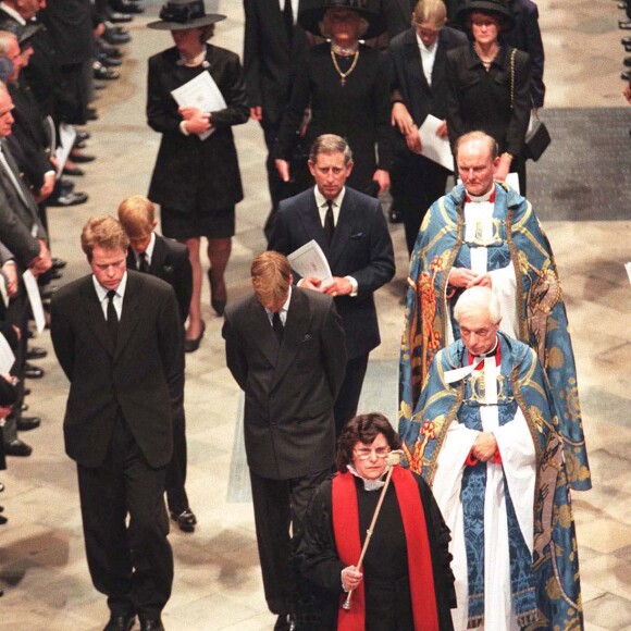 Le prince William et le prince Harry, alors âgés de 15 et 12 ans, ont dû marcher derrière le cercueil de leur mère la Lady Diana en public avec le duc d'Edimbourg, le prince Charles et le comte Charles Spencer, pendant une interminable demi-heure lors des obsèques nationales de la princesse le 6 septembre 1997 à Londres. "Bien sûr qu'ils ne voulaient pas faire ça", a révélé en juillet 2017 leur oncle Charles Spencer.