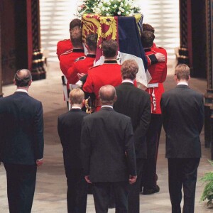 Le prince William et le prince Harry, alors âgés de 15 et 12 ans, ont dû marcher derrière le cercueil de leur mère la Lady Diana en public avec le duc d'Edimbourg, le prince Charles et le comte Charles Spencer, pendant une interminable demi-heure lors des obsèques nationales de la princesse le 6 septembre 1997 à Londres. "Bien sûr qu'ils ne voulaient pas faire ça", a révélé en juillet 2017 leur oncle Charles Spencer.