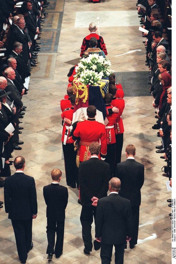 Le prince William et le prince Harry, alors âgés de 15 et 12 ans, ont dû marcher derrière le cercueil de leur mère la Lady Diana en public avec le duc d'Edimbourg, le prince Charles et le comte Charles Spencer, pendant une interminable demi-heure lors des obsèques nationales de la princesse le 6 septembre 1997 en l'abbaye de Westminster à Londres. "Bien sûr qu'ils ne voulaient pas faire ça", a révélé en juillet 2017 leur oncle Charles Spencer.