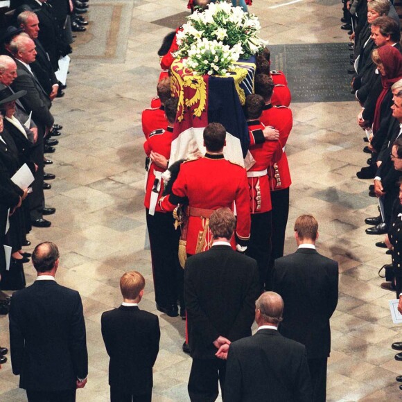 Le prince William et le prince Harry, alors âgés de 15 et 12 ans, ont dû marcher derrière le cercueil de leur mère la Lady Diana en public avec le duc d'Edimbourg, le prince Charles et le comte Charles Spencer, pendant une interminable demi-heure lors des obsèques nationales de la princesse le 6 septembre 1997 en l'abbaye de Westminster à Londres. "Bien sûr qu'ils ne voulaient pas faire ça", a révélé en juillet 2017 leur oncle Charles Spencer.