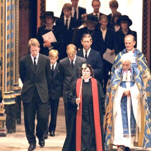 Le prince William et le prince Harry, alors âgés de 15 et 12 ans, ont dû marcher derrière le cercueil de leur mère la Lady Diana en public avec le duc d'Edimbourg, le prince Charles et le comte Charles Spencer, pendant une interminable demi-heure lors des obsèques nationales de la princesse le 6 septembre 1997 à Londres. "Bien sûr qu'ils ne voulaient pas faire ça", a révélé en juillet 2017 leur oncle Charles Spencer.