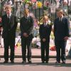 Le prince William et le prince Harry ont dû marcher derrière le cercueil de leur mère la Lady Diana en public avec le duc d'Edimbourg, le prince Charles et le comte Charles Spencer, pendant une interminable demi-heure lors des obsèques nationales de la princesse le 6 septembre 1997 à Londres. "Bien sûr qu'ils ne voulaient pas faire ça", a révélé en juillet 2017 leur oncle Charles Spencer.
