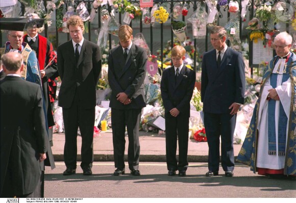 Le prince William et le prince Harry ont dû marcher derrière le cercueil de leur mère la Lady Diana en public avec le duc d'Edimbourg, le prince Charles et le comte Charles Spencer, pendant une interminable demi-heure lors des obsèques nationales de la princesse le 6 septembre 1997 à Londres. "Bien sûr qu'ils ne voulaient pas faire ça", a révélé en juillet 2017 leur oncle Charles Spencer.