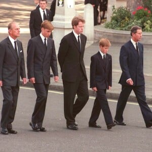 Le prince William et le prince Harry, alors âgés de 15 et 12 ans, ont dû marcher derrière le cercueil de leur mère la Lady Diana en public avec le duc d'Edimbourg, le prince Charles et le comte Charles Spencer, pendant une interminable demi-heure lors des obsèques nationales de la princesse le 6 septembre 1997 à Londres. "Bien sûr qu'ils ne voulaient pas faire ça", a révélé en juillet 2017 leur oncle Charles Spencer.