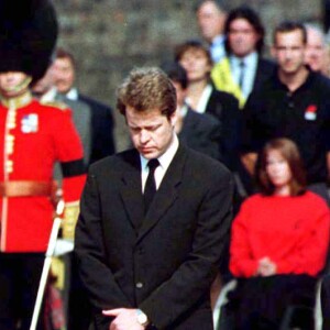 Le prince William et le prince Harry, alors âgés de 15 et 12 ans, ont dû marcher derrière le cercueil de leur mère la Lady Diana en public avec le duc d'Edimbourg, le prince Charles et le comte Charles Spencer, pendant une interminable demi-heure lors des obsèques nationales de la princesse le 6 septembre 1997 à Londres. "Bien sûr qu'ils ne voulaient pas faire ça", a révélé en juillet 2017 leur oncle Charles Spencer.